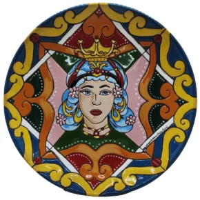 Piatto in Maiolica Etnea con decoro ispirato alla Corona della Testa di Mora siciliana, fatto a mano a Bronte. Elemento scenografico per progetti di interior design, boutique, hotel, hall di rappresentanza, ville di prestigio e molto altro.
