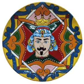Piatto in Maiolica Etnea con decoro ispirato alla Corona della Testa di Moro, fatto a mano a Bronte. Elemento scenografico per progetti di interior design, boutique, hotel, hall di rappresentanza, ville di prestigio e molto altro.