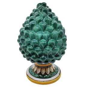 Pigna siciliana in ceramica artigianale color verde ramino lucido, fatta a mano e decorata alla base, su sfondo bianco.