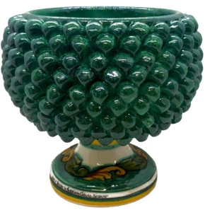 Portapianta a forma di pigna in ceramica verde scuro lucido con piede decorato a mano con motivi barocchi gialli e verdi su fondo bianco.
