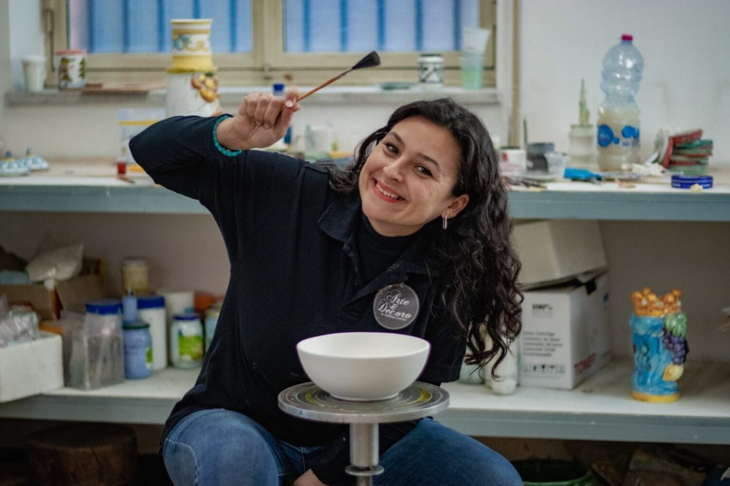 Sabrina Caruso al lavoro nel laboratorio ceramico Arte&Decoro a Bronte