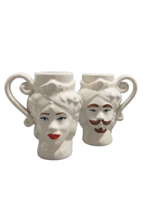 Coppia di boccali in ceramica bianca a forma di Testa di Moro con manici a voluta, decorati a mano con smalti apiombici per uso alimentare. Artigianato di Bronte, Arte&Decoro.