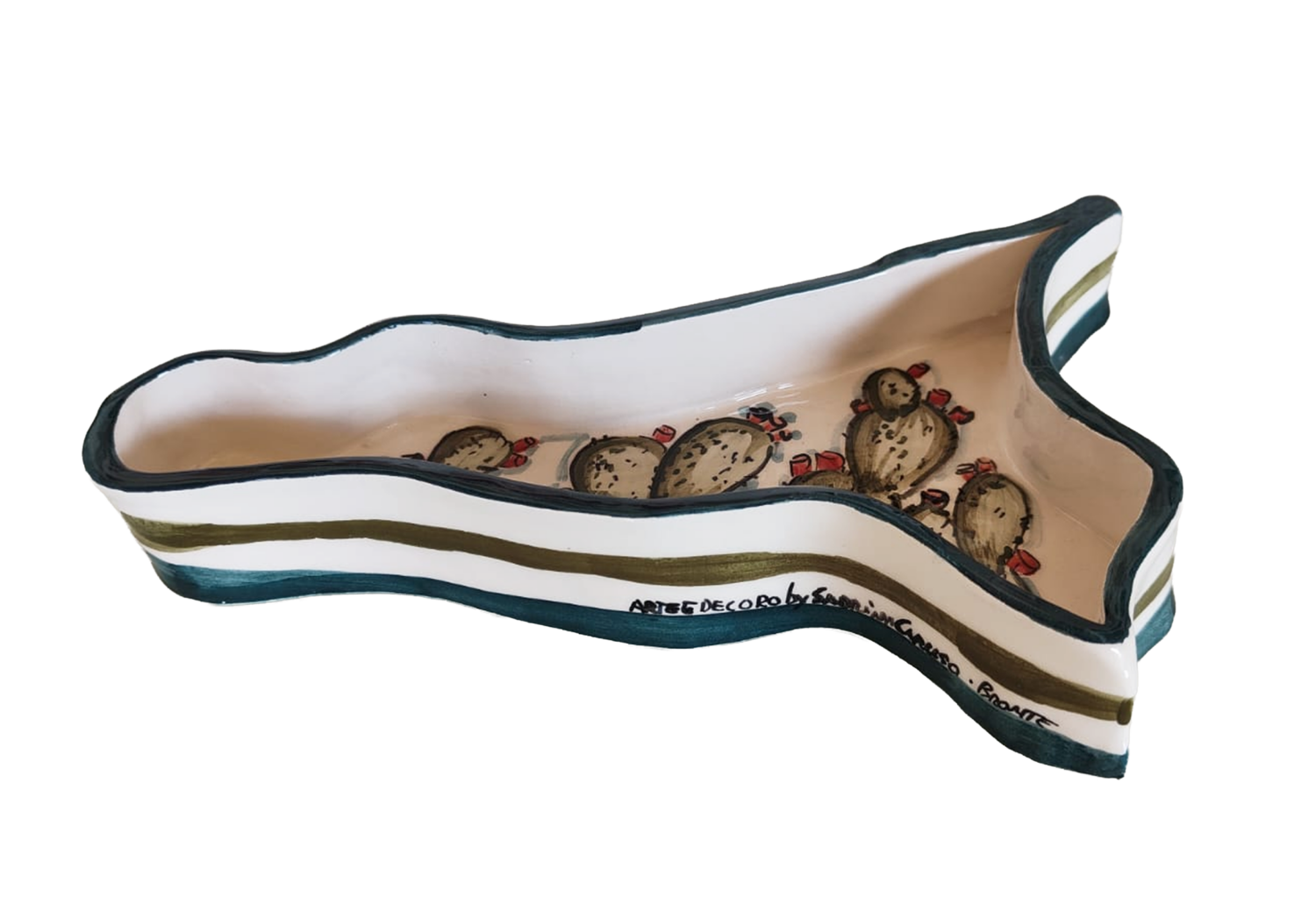 Dettaglio antipastiera a forma di Sicilia in ceramica decorata a mano con fichi d'india e firmata a Bronte