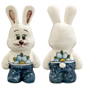 Coniglio in ceramica bianca decorata a mano con fiori stilizzati blu mediterraneo e turchese Sabrina Caruso Bronte.