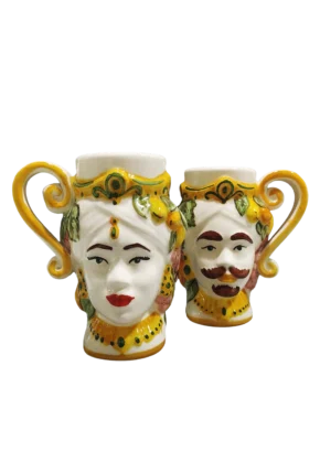 Coppia di boccali in ceramica maiolica lucida a forma di Testa di Moro, decorati a mano con intricati tralci barocchi blu cobalto e rosso carminio, melograni e oro. Realizzati a mano a Bronte da Arte&Decoro con smalti apiombici per uso alimentare.
