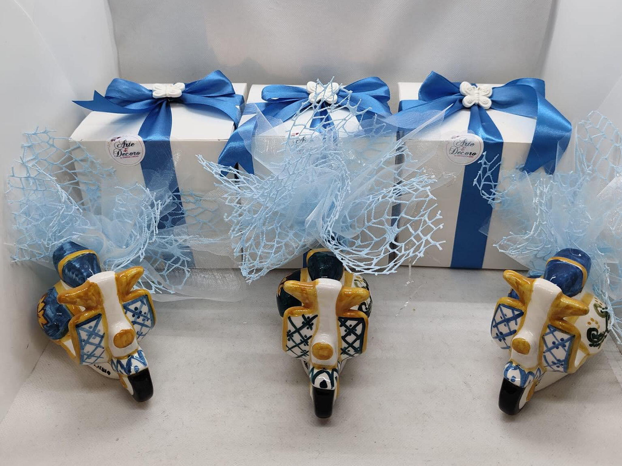 Miniatura in ceramica di Vespa Piaggio decorata a mano con motivi del carretto siciliano, colori vivaci e dettagli barocchi. Bomboniera d'autore realizzata a Bronte da Arte&Decoro.