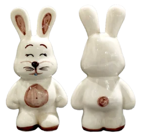 Coniglio in ceramica bianca con decoro essenziale cerchio rosa pancia e occhi socchiusi Sabrina Caruso Bronte.