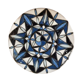 Piatto tondo in ceramica cuerda seca con motivo geometrico astratto concentrico nei toni del blu scuro, blu medio, celeste chiaro e bianco candido. Bordo in terracotta a vista. Fatto a mano a Bronte da Arte&Decoro, firmato Sabrina Caruso.