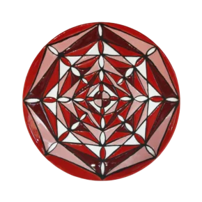 Piatto rotondo in ceramica cuerda seca con decoro geometrico radiale rosso lava, bordeaux e bianco, realizzato a mano a Bronte da Arte&Decoro.