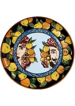 Piatto tondo in maiolica decorato a mano con Teste di Moro centrali e ricca cornice di limoni e arance siciliane. Ideale per arredo di interior design