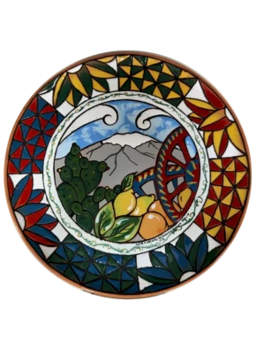 Piatto decorativo in ceramica maiolica dipinto a mano con paesaggio dell'Etna innevato, ruota di carretto siciliano e limoni, realizzato artigianalmente a Bronte da Arte&Decoro. Elemento scenografico per progetti di interior design, boutique, hotel, hall di rappresentanza, ville di prestigio e molto altro.