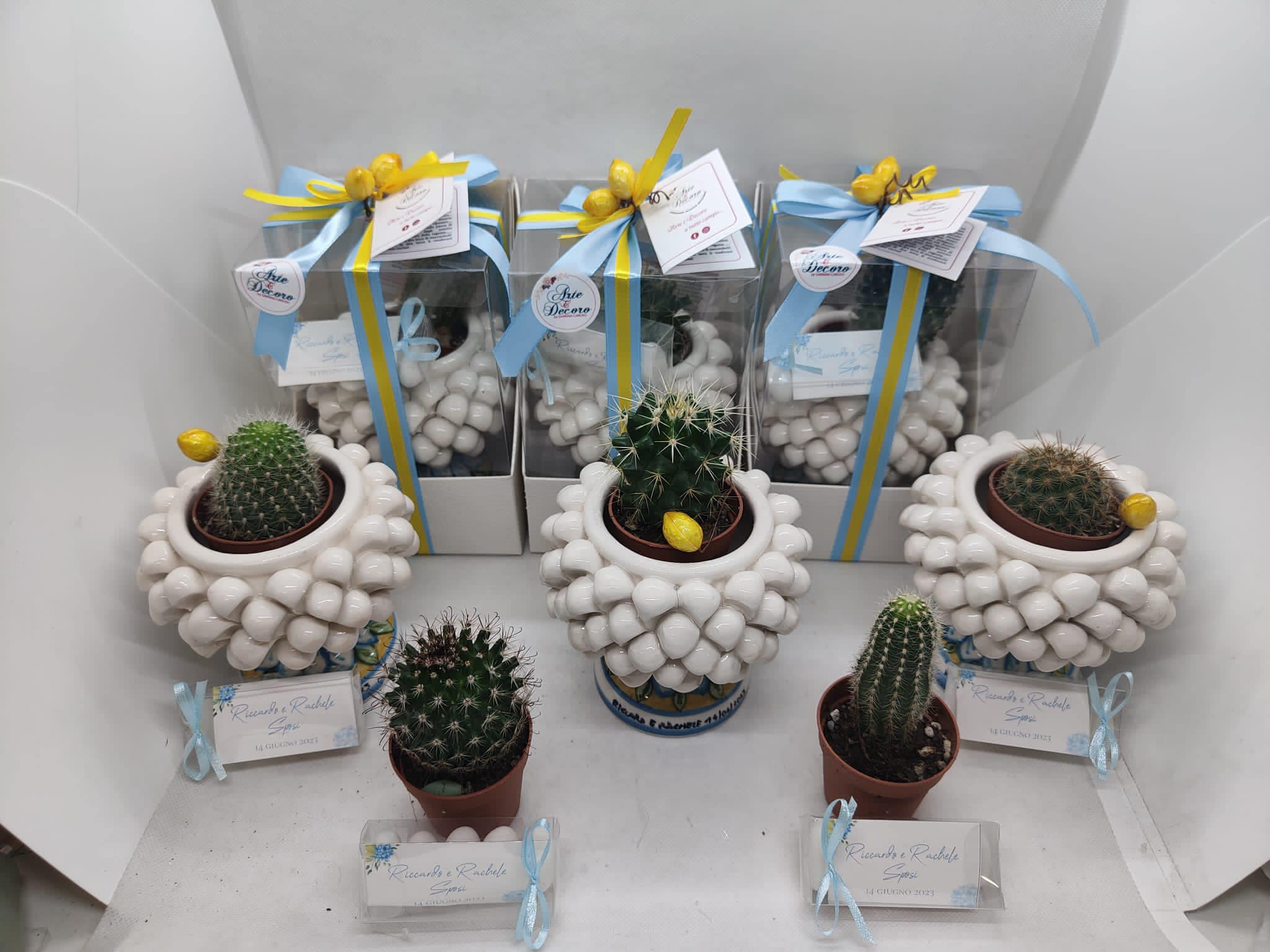 Un assortimento di piccoli vasi cache-pot a forma di pigna siciliana in ceramica artigianale colorata (verde smeraldo, arancio sole) con all'interno piantine succulente. Perfetti come bomboniere d'autore per matrimonio o regali originali di buon auspicio. Fatto a mano a Bronte da Arte&Decoro.