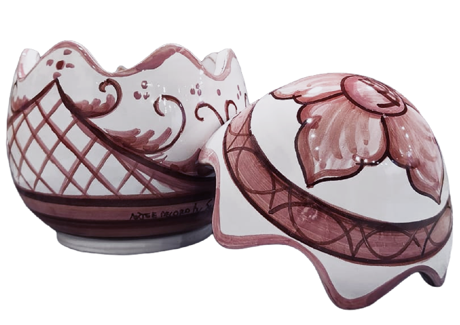 Uovo scatola in ceramica rosa aperto che mostra la funzione portagioie e l'interno rifinito decorato a mano.