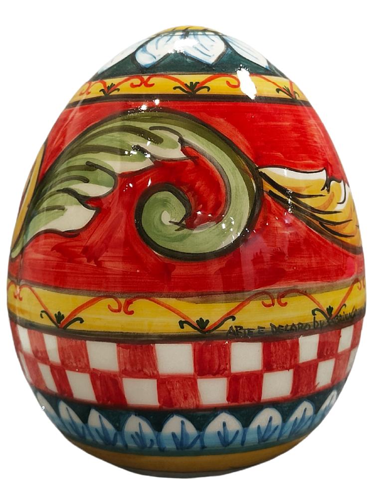 Uovo in maiolica decorato interamente a mano con motivi barocchi a volute e scacchi (Misure 15cm / 20cm).