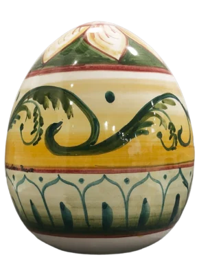 Uovo ornamentale in maiolica chiuso, interamente decorato a mano con ricche volute barocche gialle e verdi nella parte superiore; motivo a scacchiera giallo-oro nella parte inferiore.