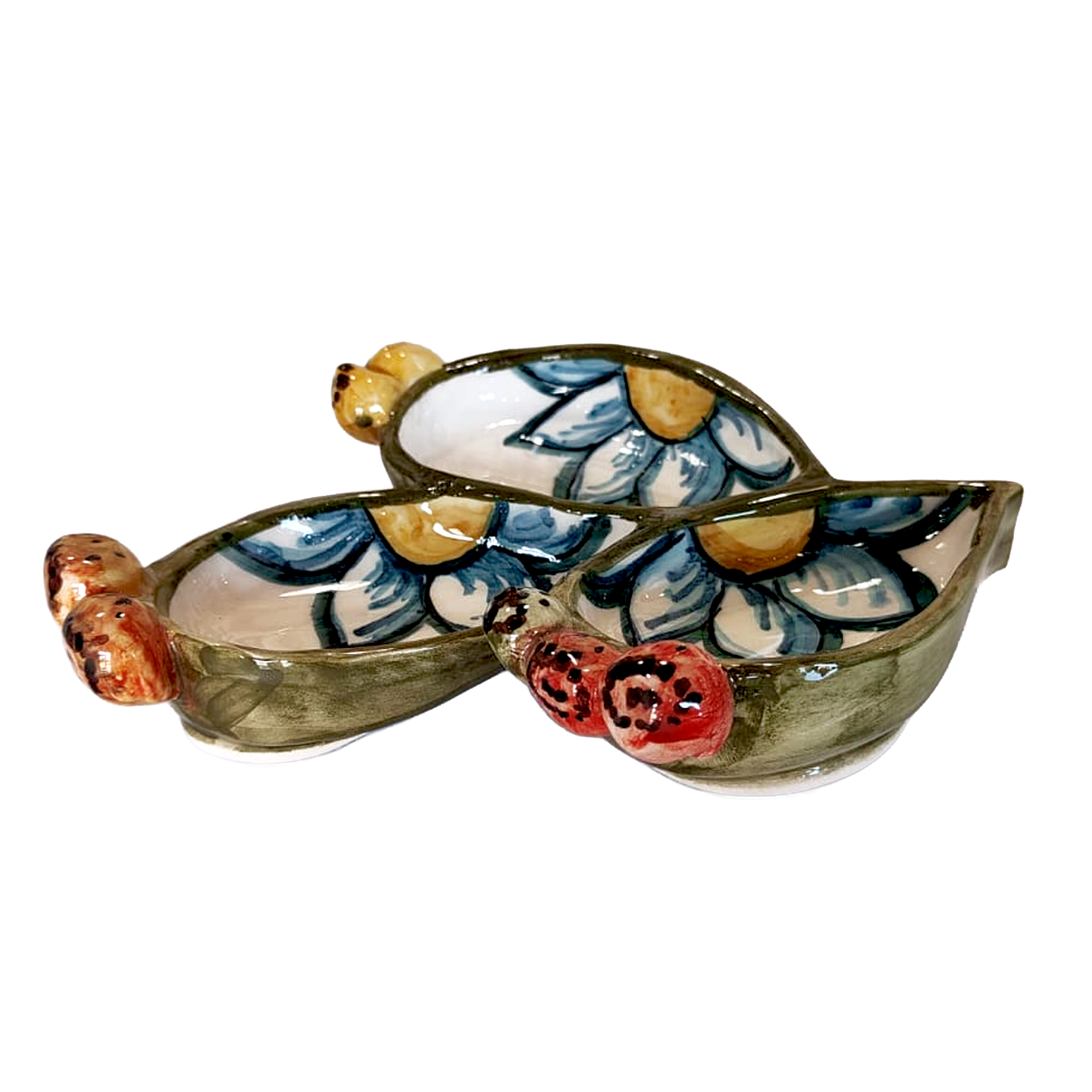 Dettaglio antipastiera pale di ficodindia a 3 scomparti in ceramica siciliana decorata a mano, decoro floreale, a Bronte