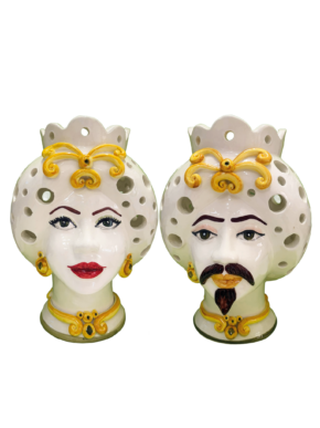 Lampade Teste di Moro traforate in maiolica bianca e oro realizzate a mano a Bronte. Adatte per progetti di interior design.