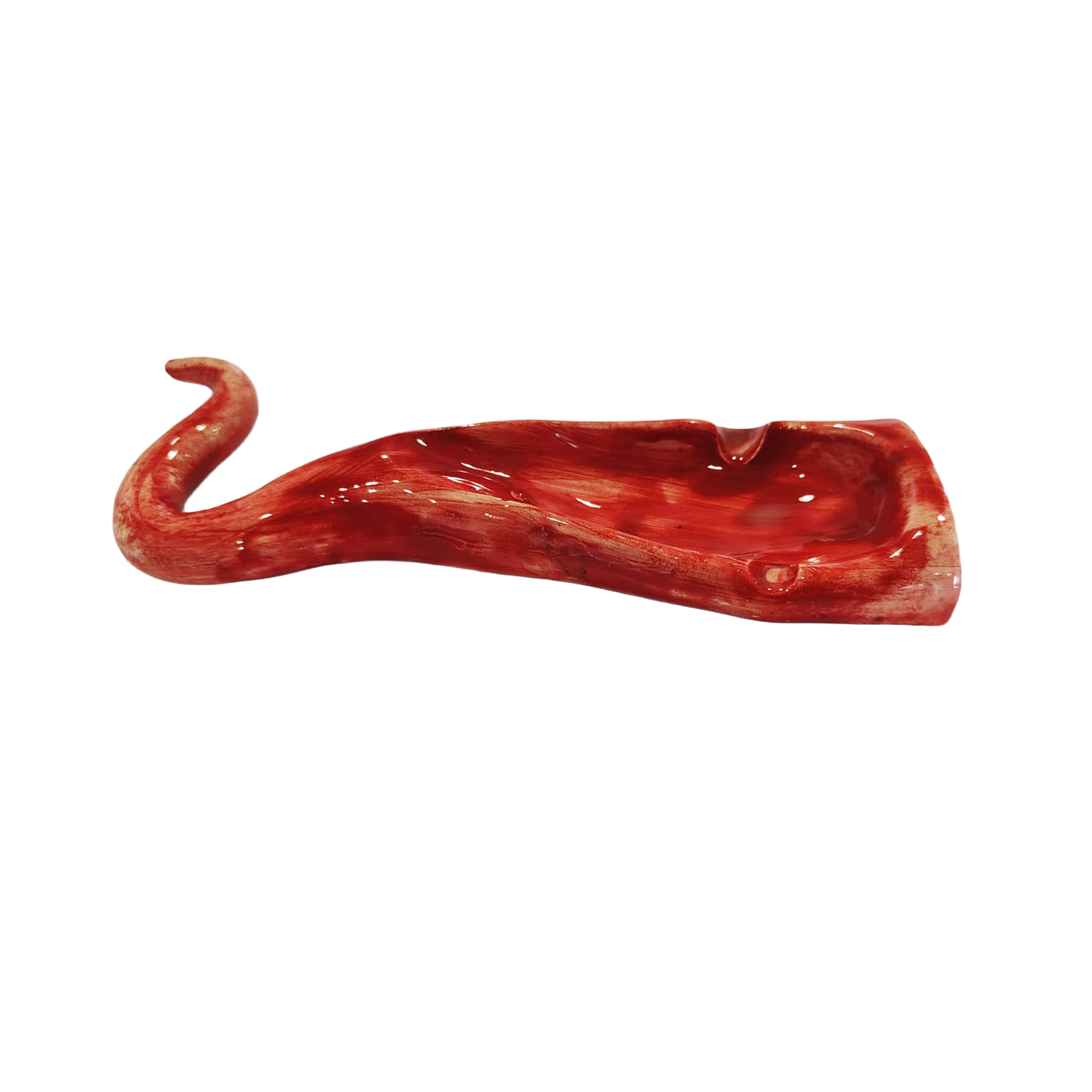 Dettaglio posacenere rosso a forma di peperoncino in ceramica siciliana modellato e decorato a mano a Bronte