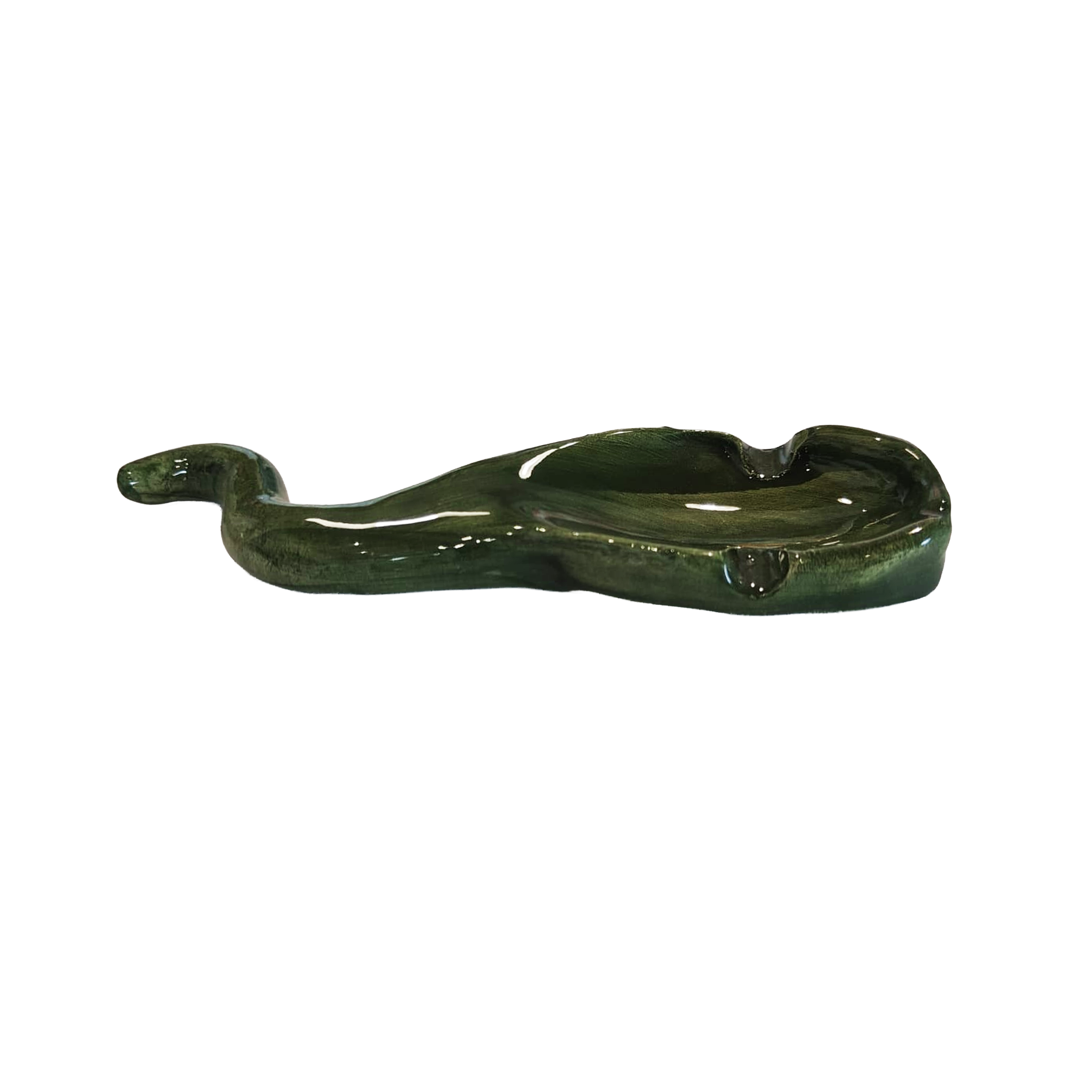 Dettaglio posacenere verde a forma di peperoncino in ceramica siciliana modellato e decorato a mano a Bronte