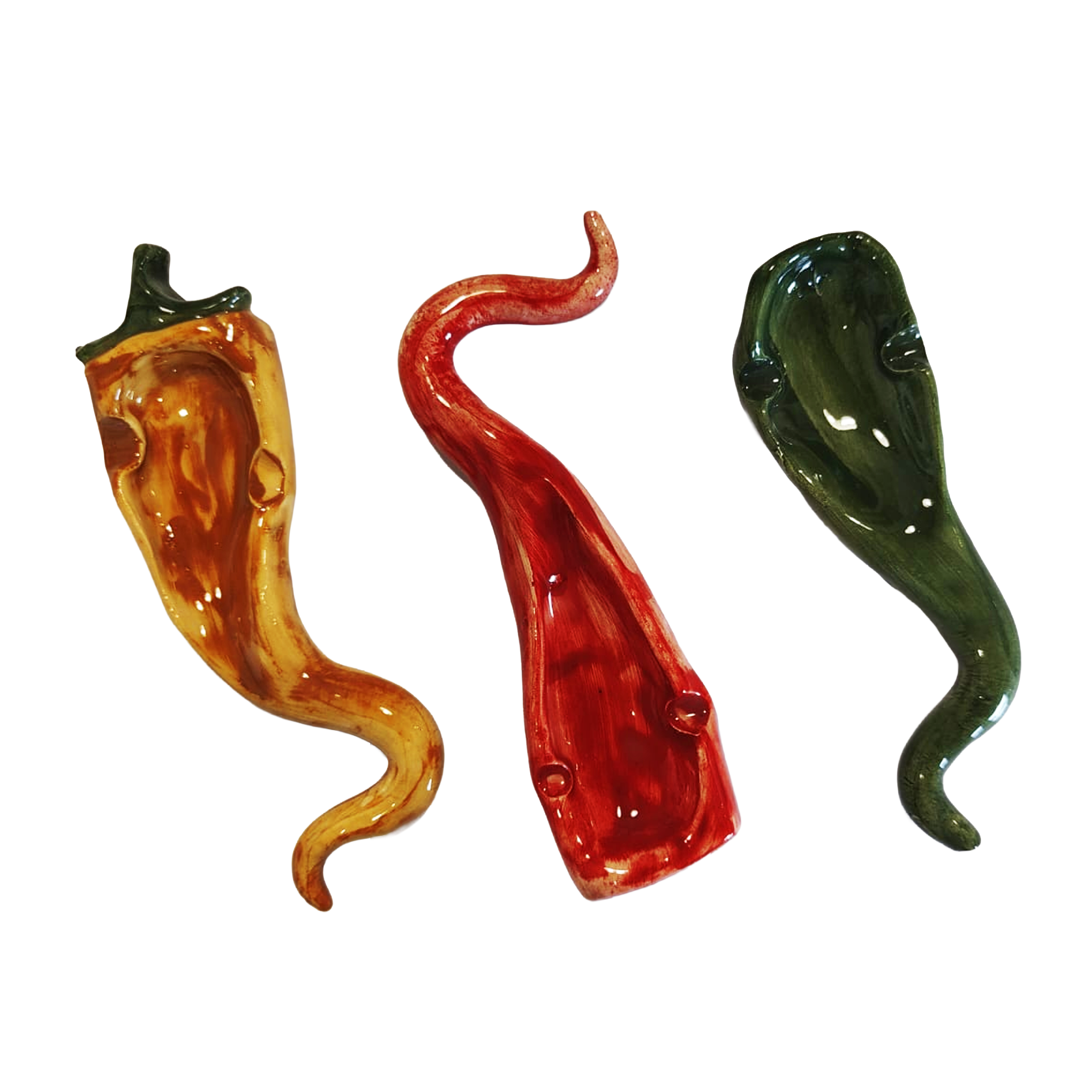 Posacenere scaramantico a forma di peperoncino, verde, giallo e rosso, modellato e decorato a mano nel laboratorio Arte&Decoro a Bronte.