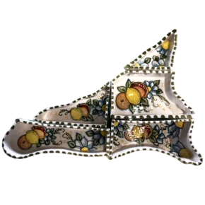 Set aperitivo componibile a forma di Sicilia in ceramica decorata a mano a Bronte. Decoro di agrumi.