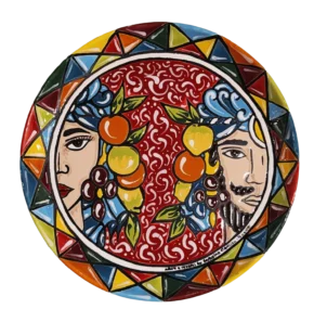 Piatto ornamentale in cuerda seca con Teste di Moro e frutta su sfondo rosso per allestimenti B2B