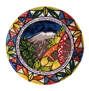 Piatto in ceramica siciliana decorato in cuerda seca con Etna e fichi d'india per arredo e forniture B2B