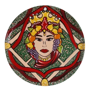 Piatto in ceramica siciliana decorato in cuerda seca raffigurante la Testa di Moro donna con dettagli rossi e verdi
