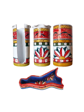 Set coordinato in ceramica siciliana fatto a mano composto da portatovaglioli, portabicchieri, portamestoli e antipastiera Sicilia con decoro carretto.