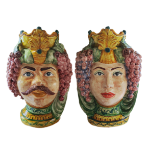 Coppia di Teste di Moro da parete in ceramica siciliana con uva e corona decorate a mano a Bronte