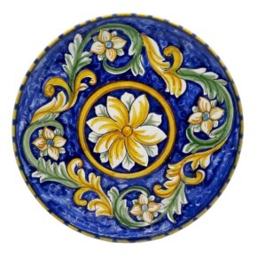piatto in ceramica decorato a mano con fondo blu e motivo floreale barocco - Arte & Decoro Bronte