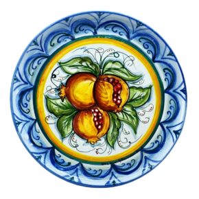 piatto in ceramica decorato a mano con melograni e cornice blu - Arte & Decoro Bronte