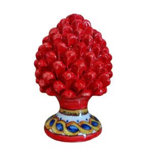 Pigna siciliana rossa in maiolica artigianale con base decorata a mano a Bronte da Arte e Decoro
